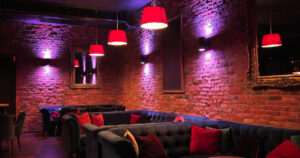 Intérieur club libertin Toulouse avec murs en briques rouges