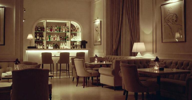 entrée élégante d’un club libertin en France, ambiance chic et discrète