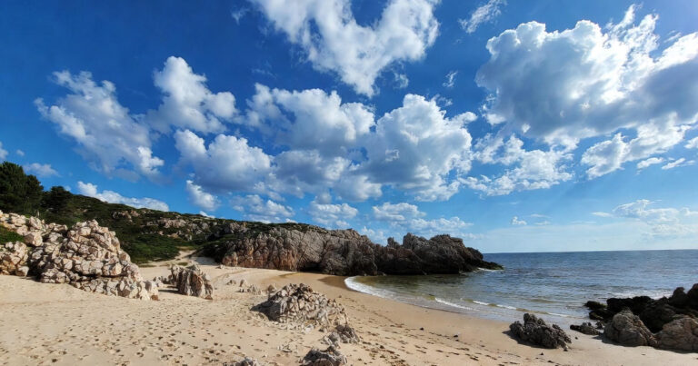 Plage du Liouquet : Guide Libertin & Naturiste Complet